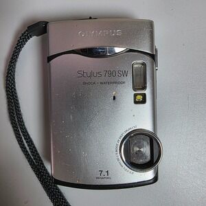 Untested Olympus Stylus 790 SW ~ 7.1MP 3x Zoom ~  Digital Camera
